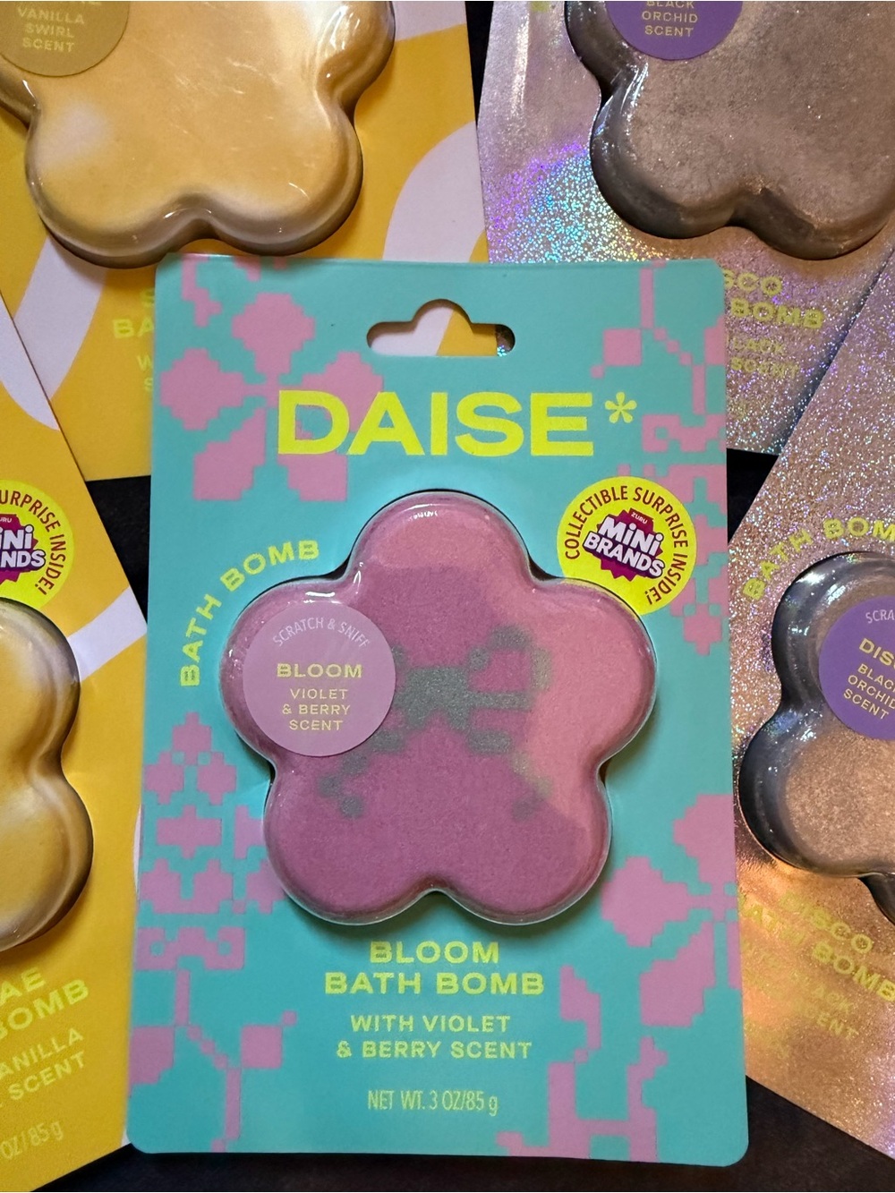 Set of 5 Daise Flower Bath Bombs - with mini brands! - Picture 2 of 4